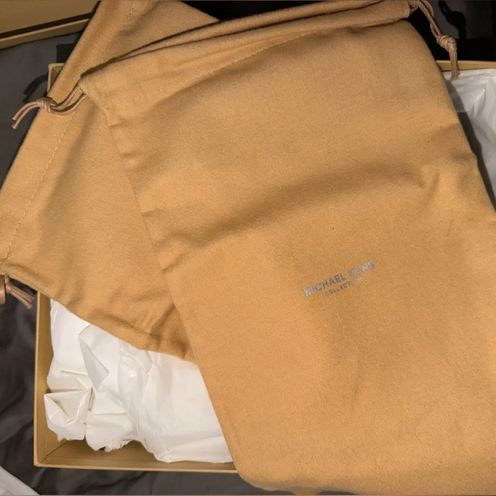 🆕 Michael Kors COLLECTION Black Fur Slippers - Picture 4 of 4